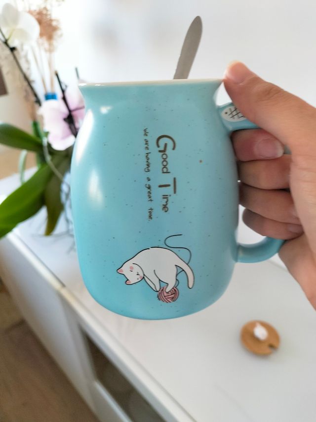 taza cerámica con elegante dibujo de un gato