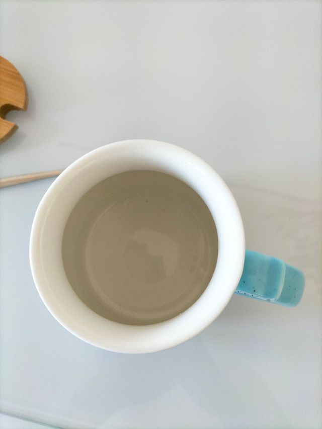 taza cerámica con elegante dibujo de un gato