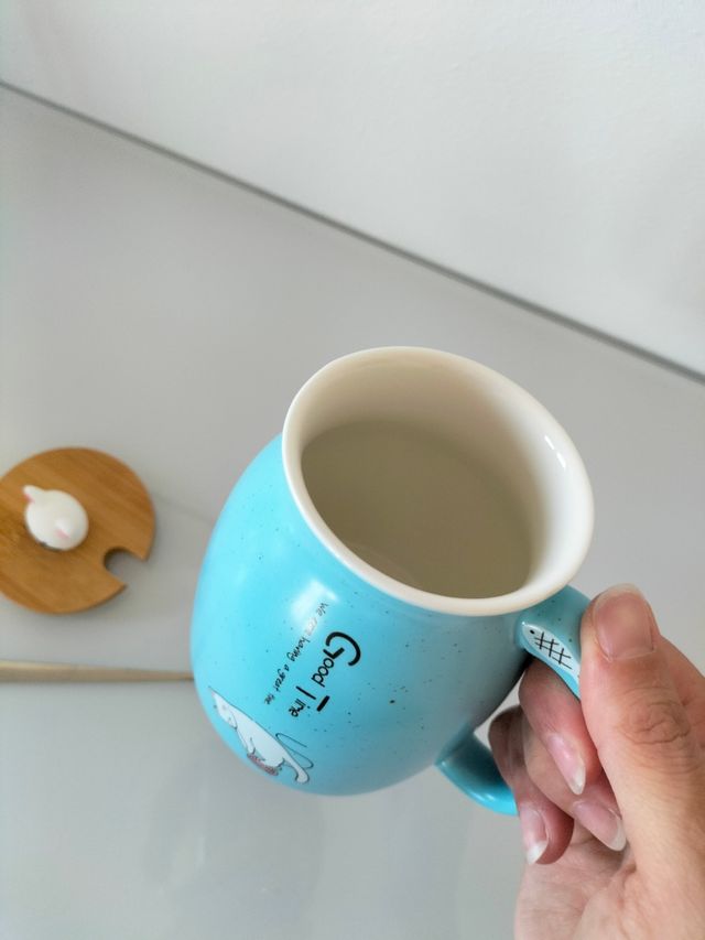taza cerámica con elegante dibujo de un gato