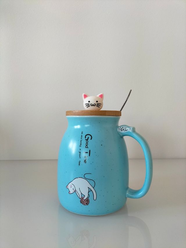 taza cerámica con elegante dibujo de un gato