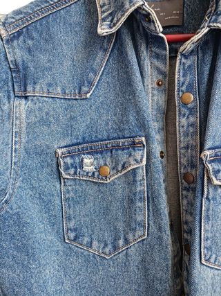 Sobrecamisa vaquera.