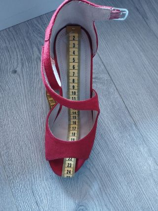 sandalias de tacón rojas
