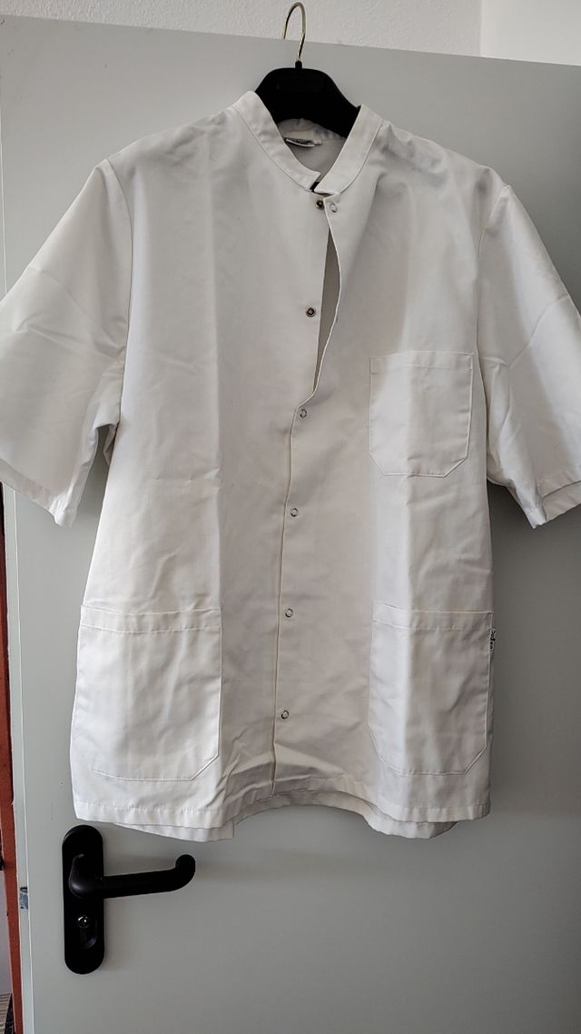 Chaqueta blanca sanitaria + pantalón.