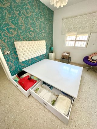 Canapé blanco con cajones laterales