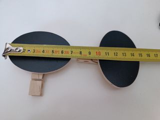 2 carteles con pinzas