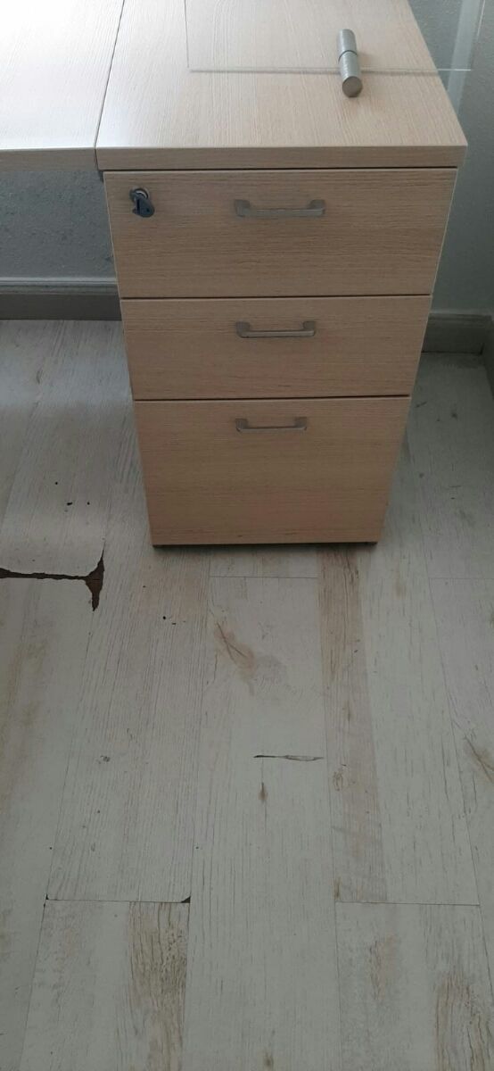 Mesa oficina esquinera con cajoneras de segunda mano por 30 EUR en
