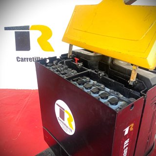 Transpaleta con Plataforma CAT 2000 KG