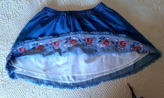 Falda vaquera con bordados de flores.