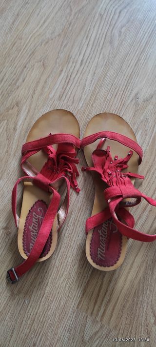 sandalias planas rojas