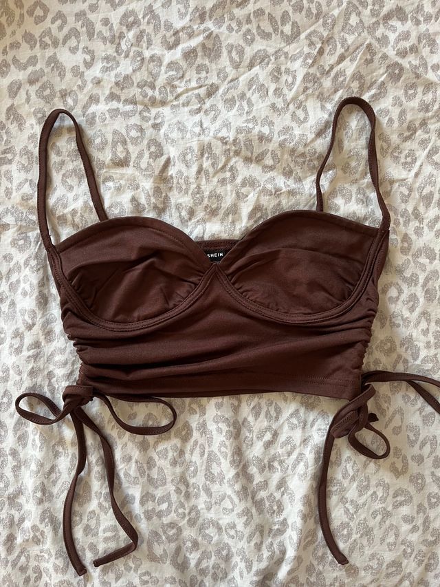 top de tirantes con fruncido lateral