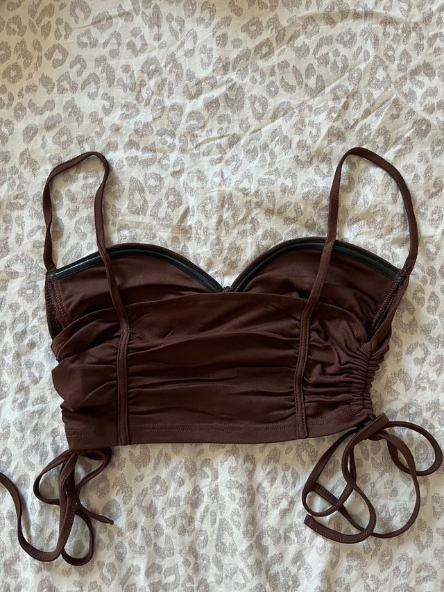 top de tirantes con fruncido lateral