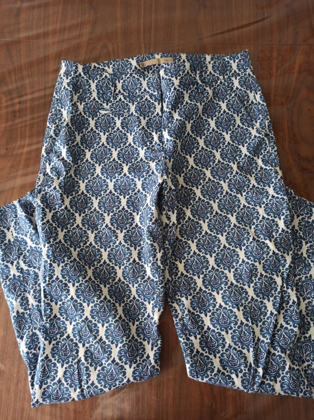 Pantalón tobillero estampado azul Sfera talla 36