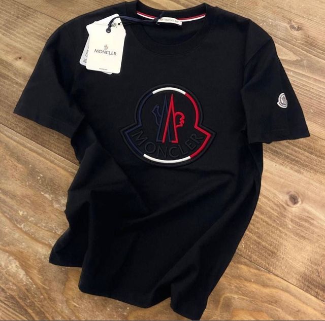 Camiseta Moncler de segunda mano por 25 EUR en Málaga en WALLAPOP