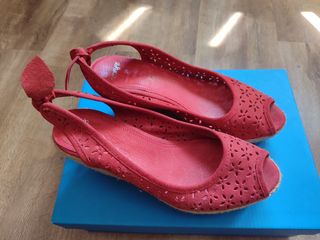 sandalias rojas