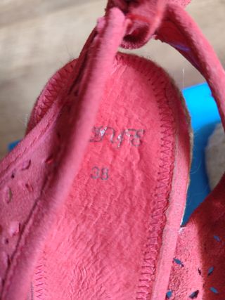 sandalias rojas