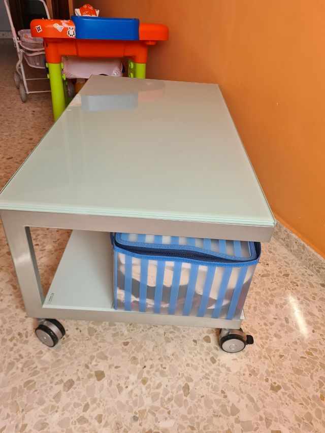 Mesa de  cristal con ruedas