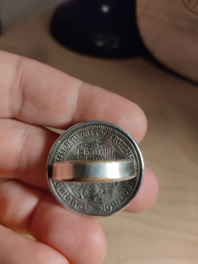 Anillo con forma de moneda