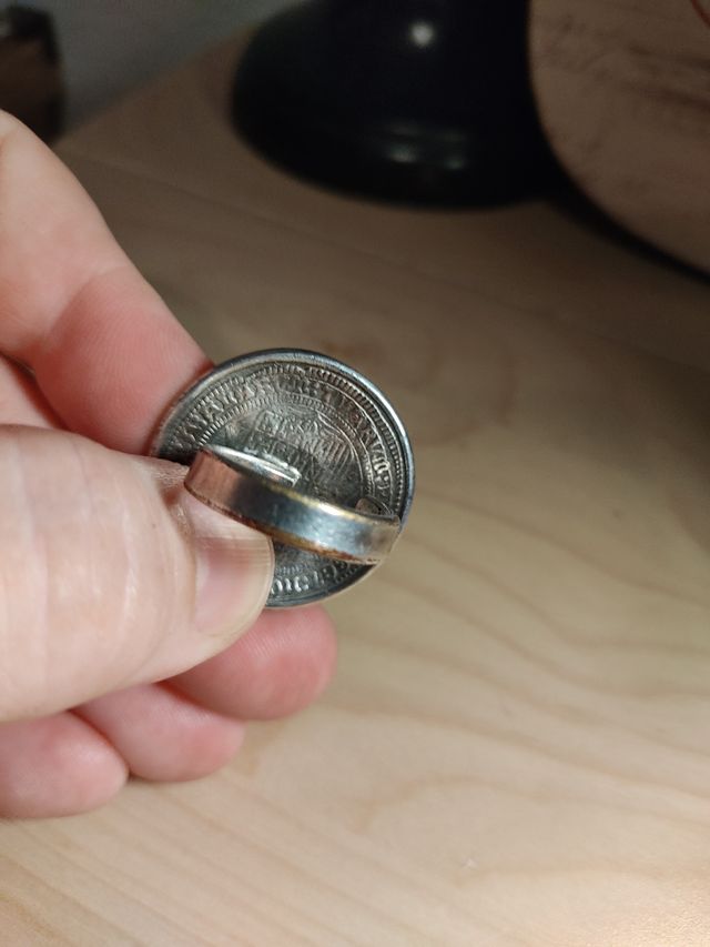Anillo con forma de moneda