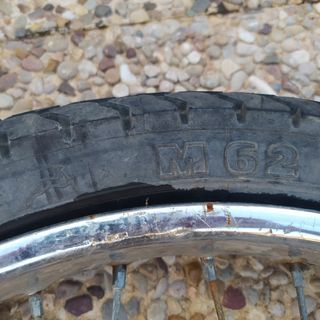 Rueda de moto antigua