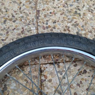 Rueda de moto antigua