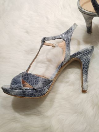 Sandalias de tacón piel.