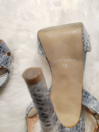 Sandalias de tacón piel.