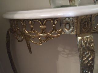 Conjunto recibidor bronce y mármol.