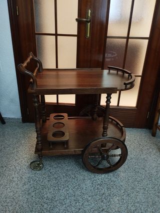 Camarera de madera antigua