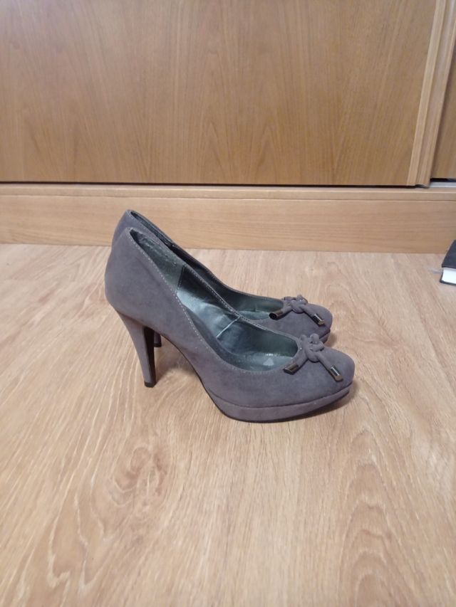 Zapatos salones plataforma gris aterciopelados