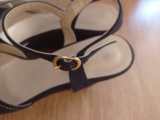 Sandalias azules plataforma con hebillas doradas