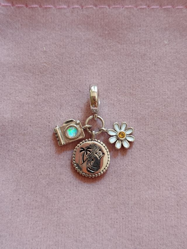 Charm Playa, cámara y margarita de plata de ley