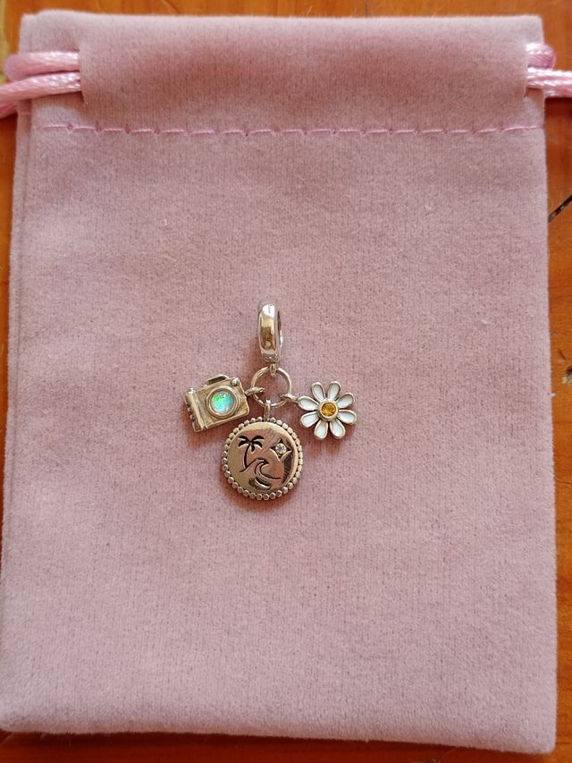 Charm Playa, cámara y margarita de plata de ley