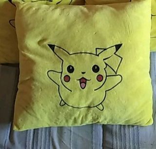 cojín Pikachu