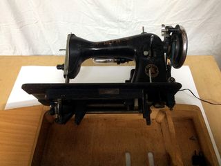 Máquina de coser Alfa. Eléctrica, de anticuario.