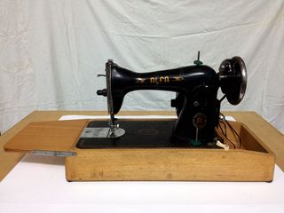 Máquina de coser Alfa. Eléctrica, de anticuario.