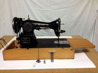 Máquina de coser Alfa. Eléctrica, de anticuario.