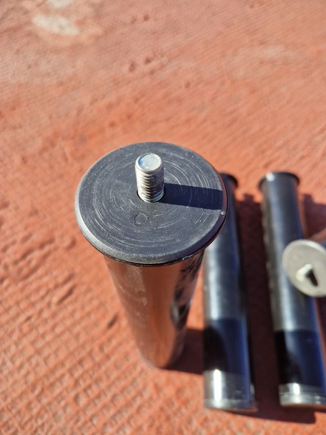 Pata metálica negras