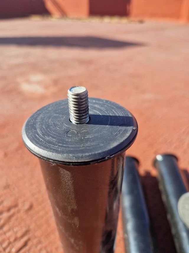 Pata metálica negras