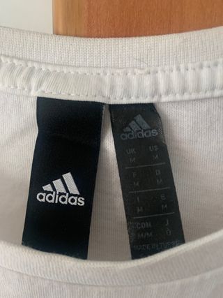 Camiseta de Adidas.