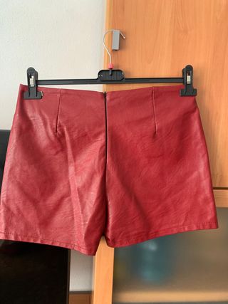 Falda pantalón de Zara.