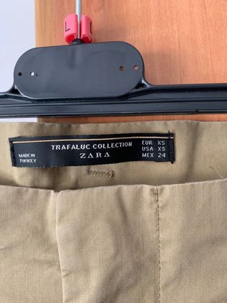 Pantalón de Zara.