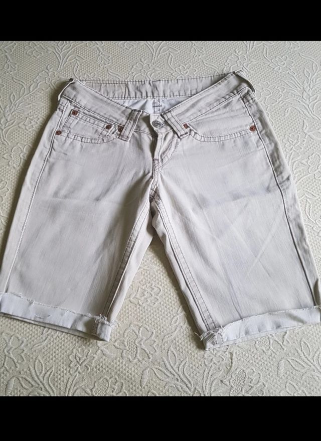 Pantalon Vaquero LEVI'S corto.