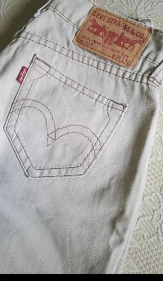 Pantalon Vaquero LEVI'S corto.