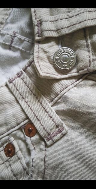 Pantalon Vaquero LEVI'S corto.