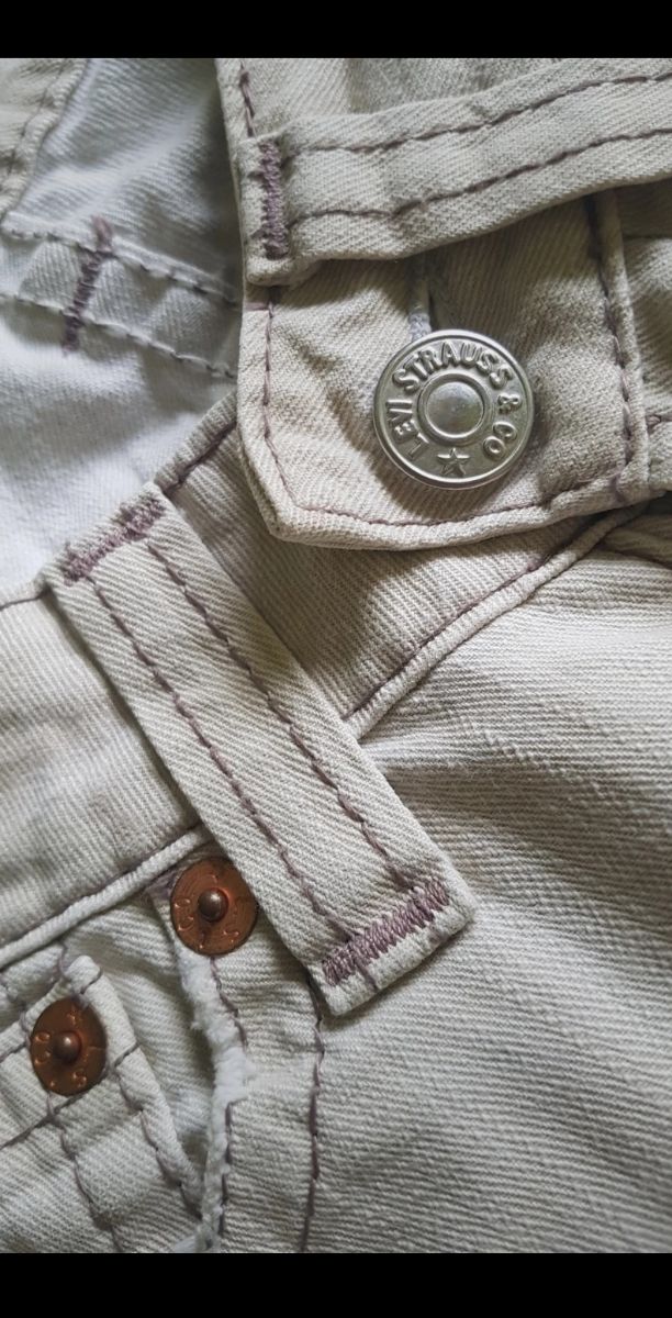 Pantalon Vaquero LEVI'S corto.