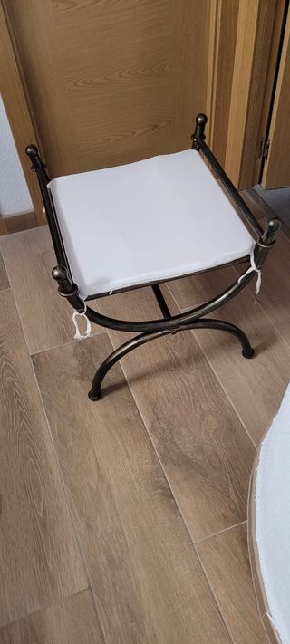 Taburete moderno metálico con alfombrilla