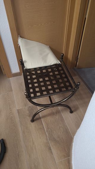 Taburete moderno metálico con alfombrilla