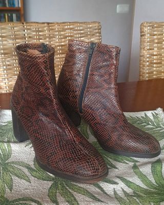 Botines símil piel serpiente n 38