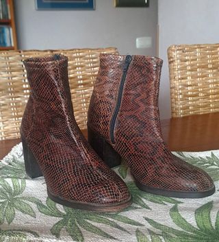 Botines símil piel serpiente n 38