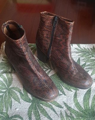 Botines símil piel serpiente n 38